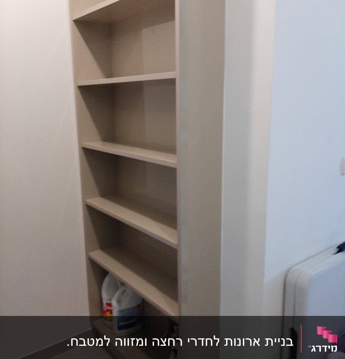 מדף עץ גבוה עם חומרים בתחתית